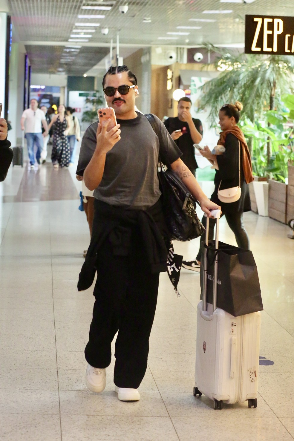 Lucas Guedez fez chamada de vídeo com Virginia Fonseca em aeroporto — Foto: Priscila Silva/AgNews