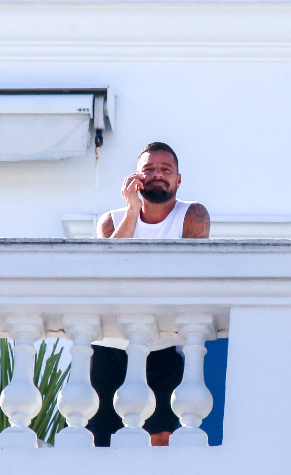 Ricky Martin curte bloco de Carnaval da varanda do Copacabana Palace