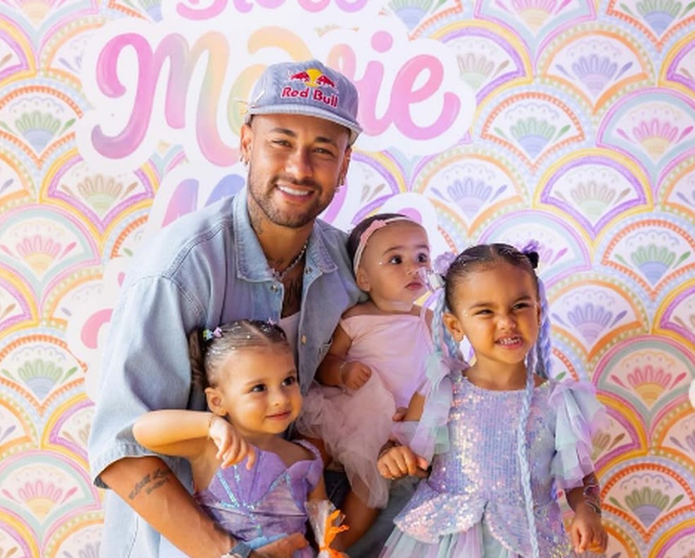 Neymar com as filhas, Mavie, Mel e Helena — Foto: Reprodução/Instagram