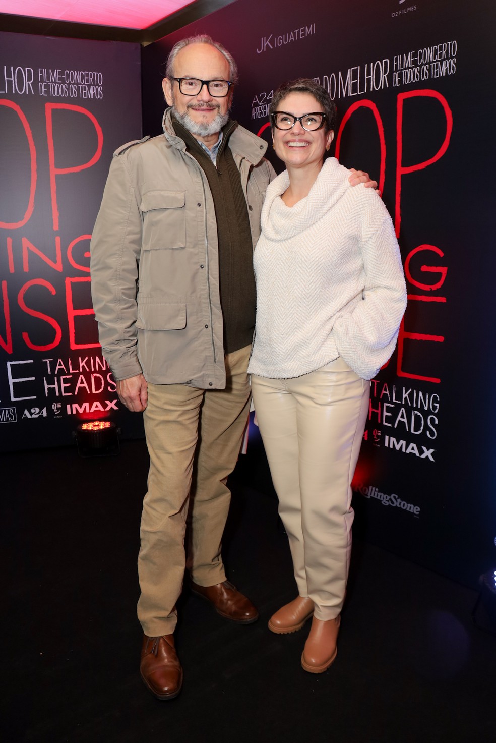 Sandra Annenberg e o marido, Ernesto Paglia, posam abraçados em première