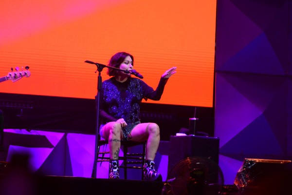 Após cirurgia, Pitty volta aos palcos e faz show sentada: 'Desistir ...