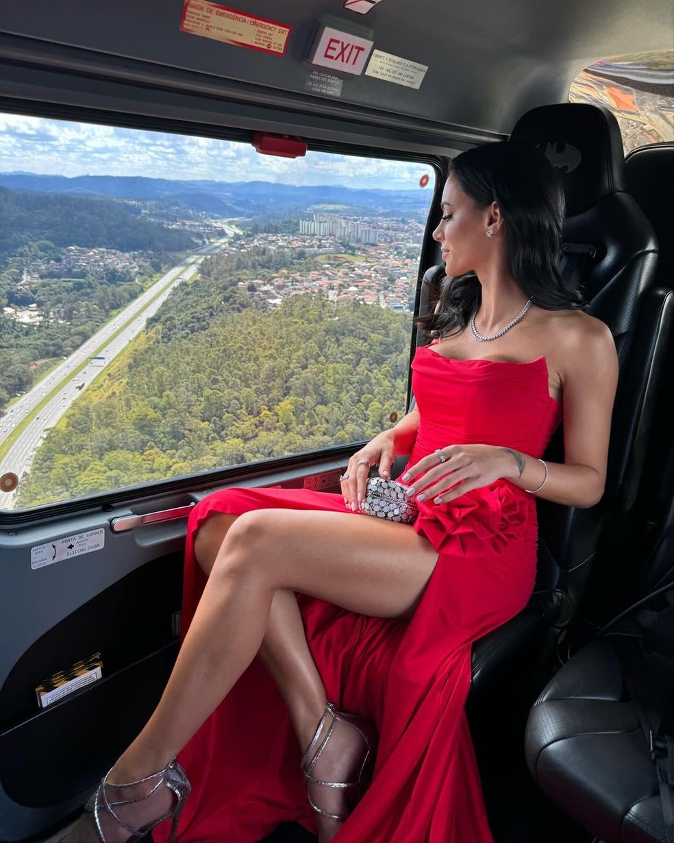 Bruna Biancardi posa em helicóptero de Neymar a caminho de casamento