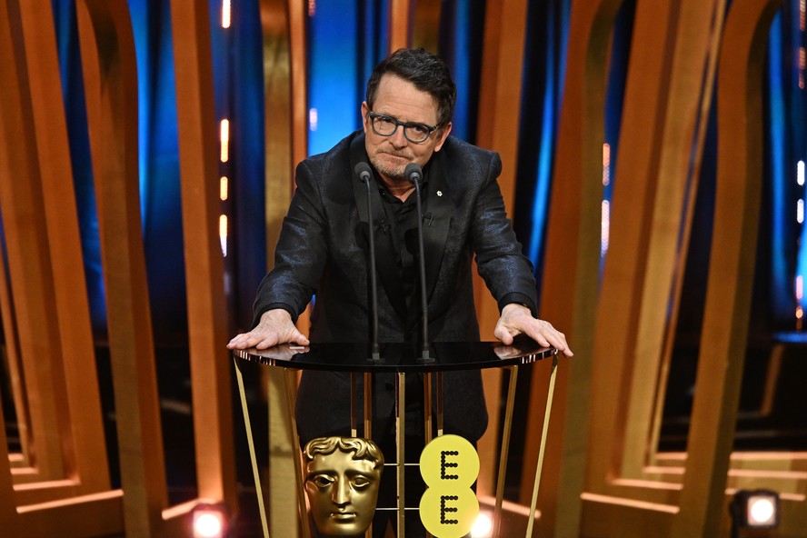 Com Parkinson desde 1991, Michael J. Fox é ovacionado no palco do BAFTA