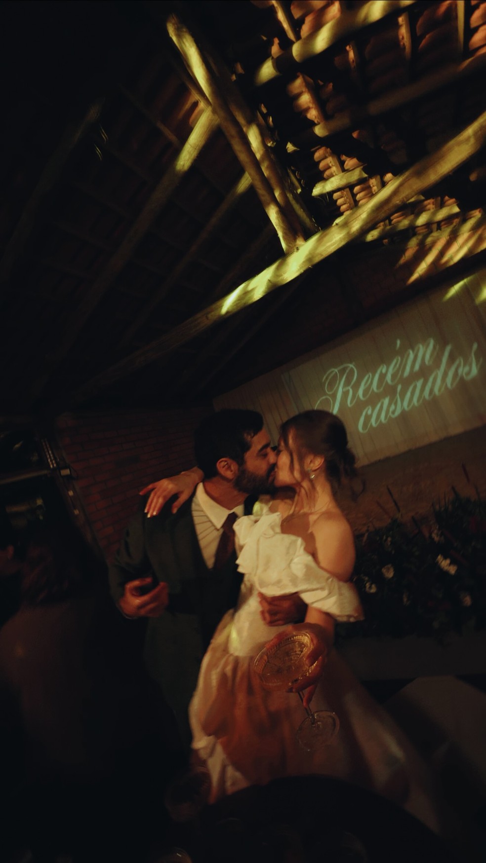 O beijo dos noivos Miguel Rômulo e Fran Castro — Foto: @saturnofiilms e @andristorymaker