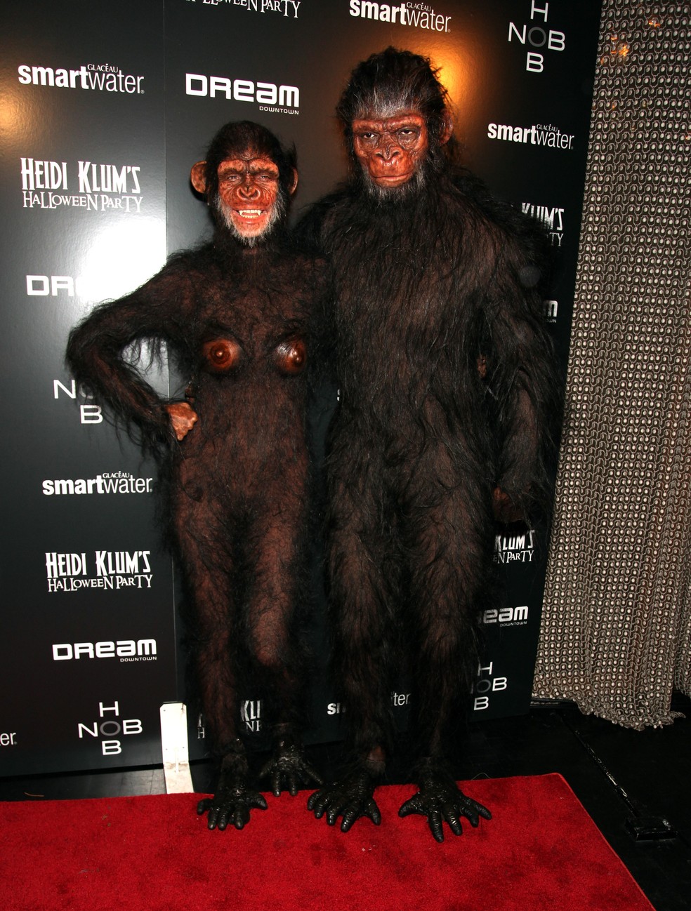 Heidi Klum e Seal vestidos de macacos no Halloween de 2011 — Foto: Getty Images