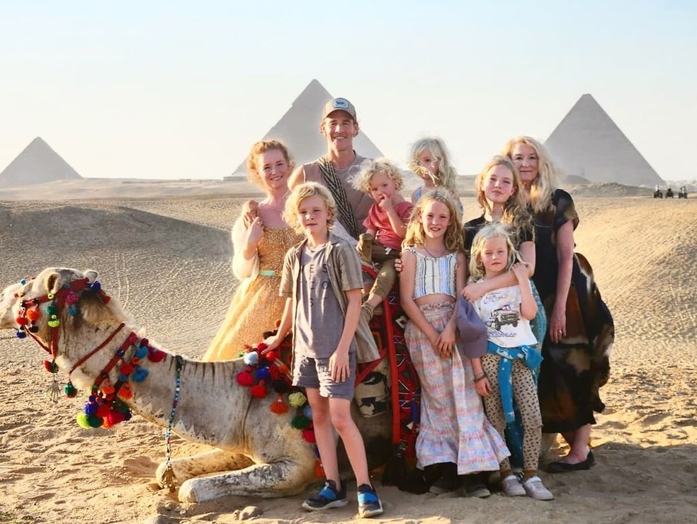 James Van Der Beek e Kimberly Van Der Beek com os seis filhos &mdash; Foto: Reprodu&ccedil;&atilde;o/Instagram