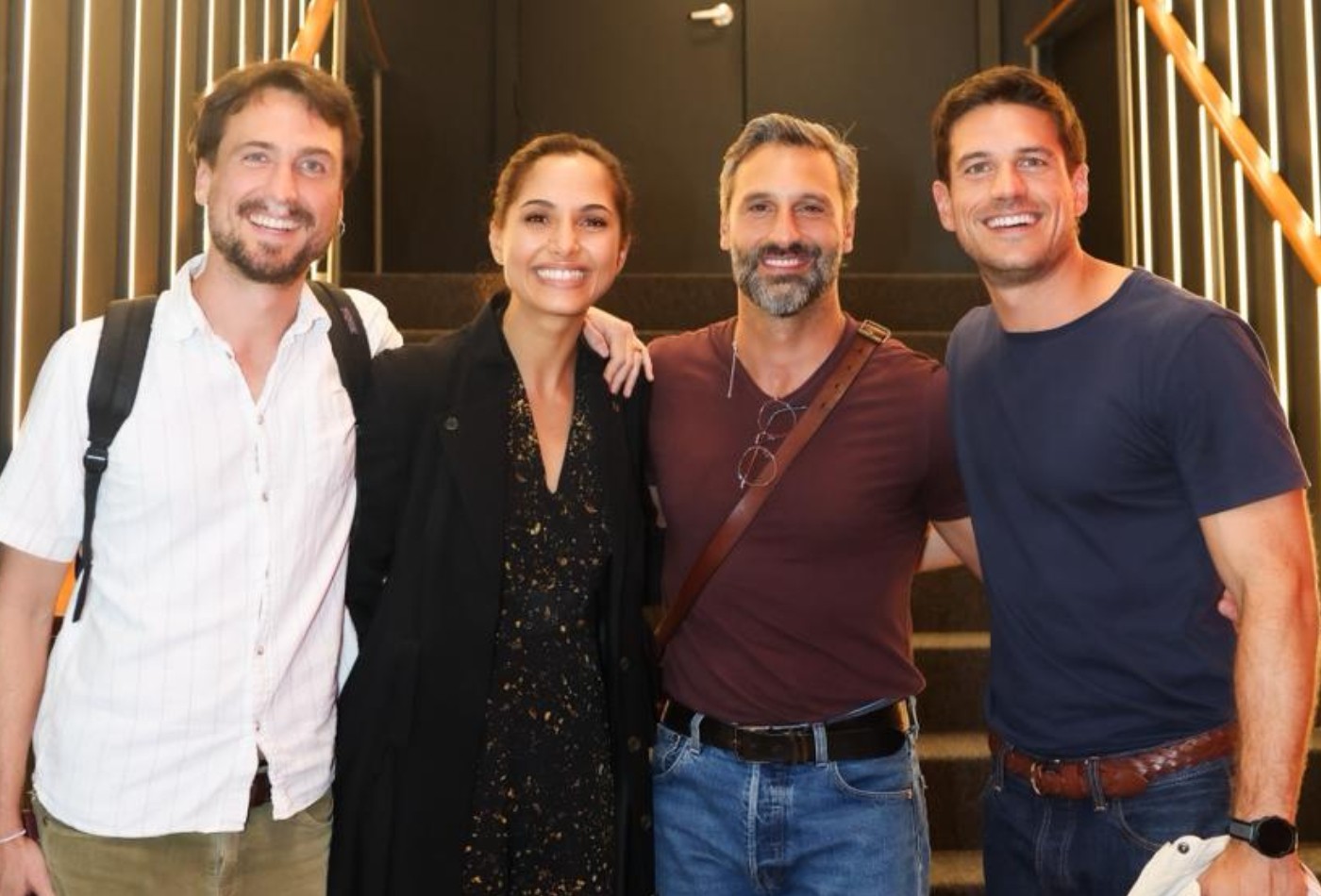 Em aparição rara, Marco Pigossi e o marido, Marco Calvani, prestigiam peça de Bianca Comparato - QTU Questões do Universo