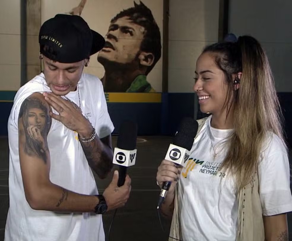 Neymar mostra a tatuagem com o rosto de irmã Rafaella — Foto: Reprodução