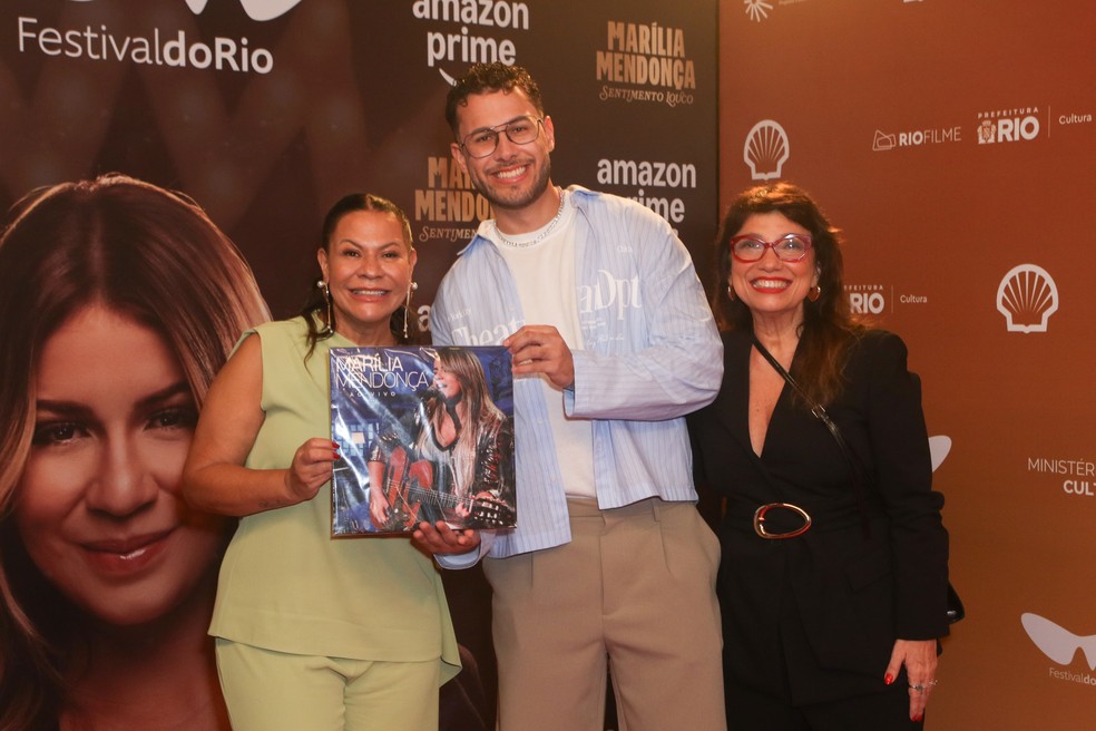 Dona Ruth (mãe de Marília Mendonça), João Gustavo (irmão) e a diretora Susanna Lira — Foto: André Moreira/Brazil News