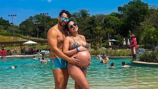 De biquíni, ex-BBB Kamilla Salgado posa grávida com Eliéser: "Últimas semanas do barrigão"