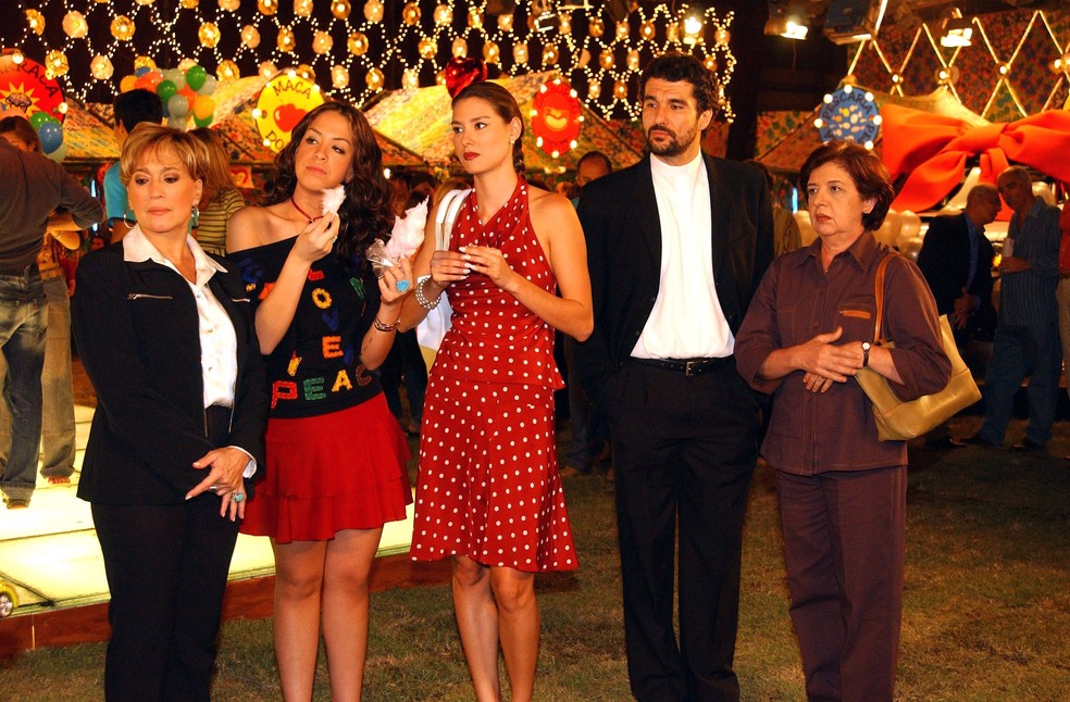 Padre Pedro (Nicola Siri), Alzira (Walderez de Barros), Estela (Lavínia Vlasak), Lorena (Suzana Vieira) e Vidinha (Júlia Almeida) em 'Mulheres Apaixonadas' (2003) — Foto:  TV Globo / Gianne Carvalho 