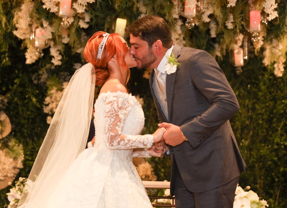 Mirela Janis e Yugnir Ângelo se casam — Foto: AgNews