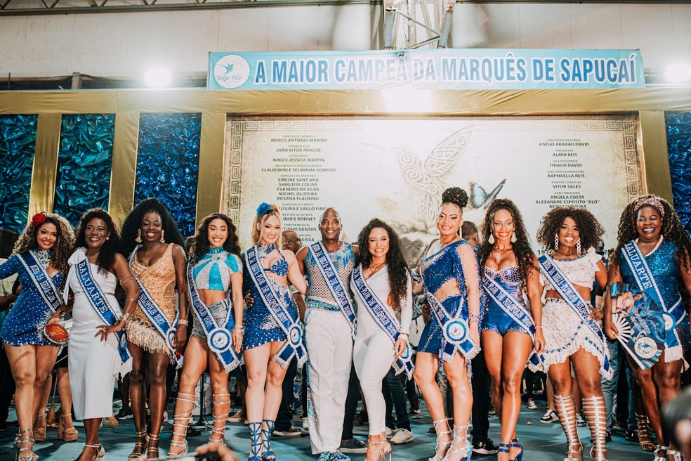 Giovanna Lancellotti coroa primeiro grupo de musas e muso da Beija-Flor — Foto: Divulgação