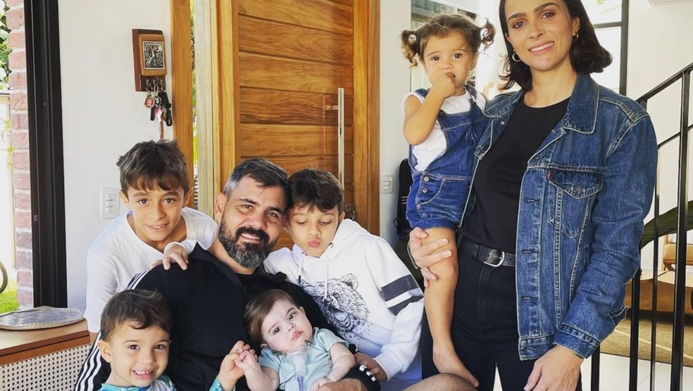 Juliano Cazarré, Letícia Cazarré e os filhos — Foto: Reprodução / Instagram
