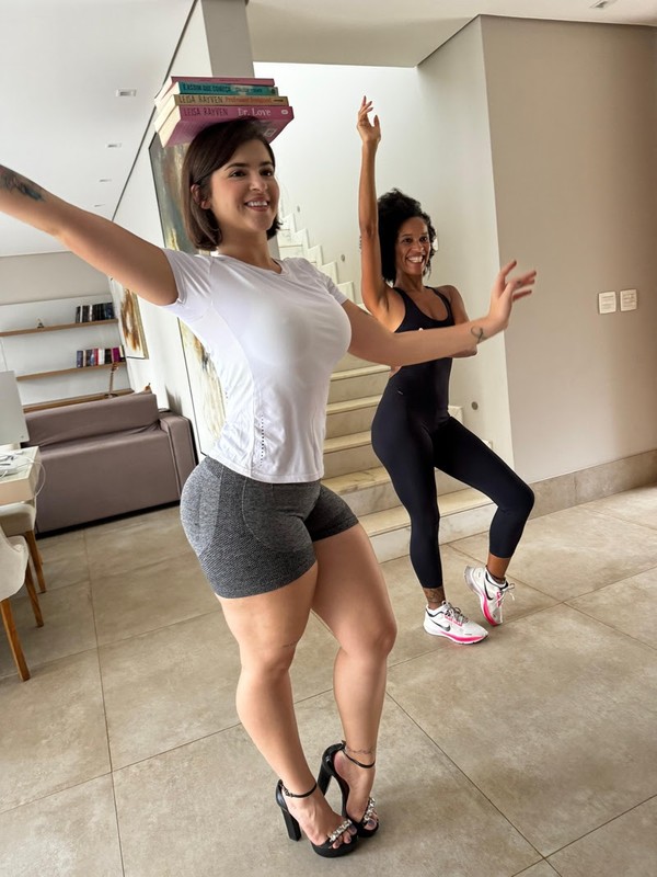 Musa do Carnaval 2024, Kerolay Chaves faz aulas de samba equilibrando livros na cabeça