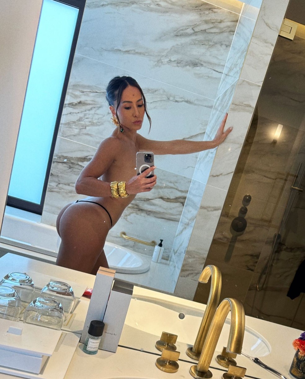Sabrina Sato de topless em banheiro de hotel na Europa — Foto: Reprodução/Instagram
