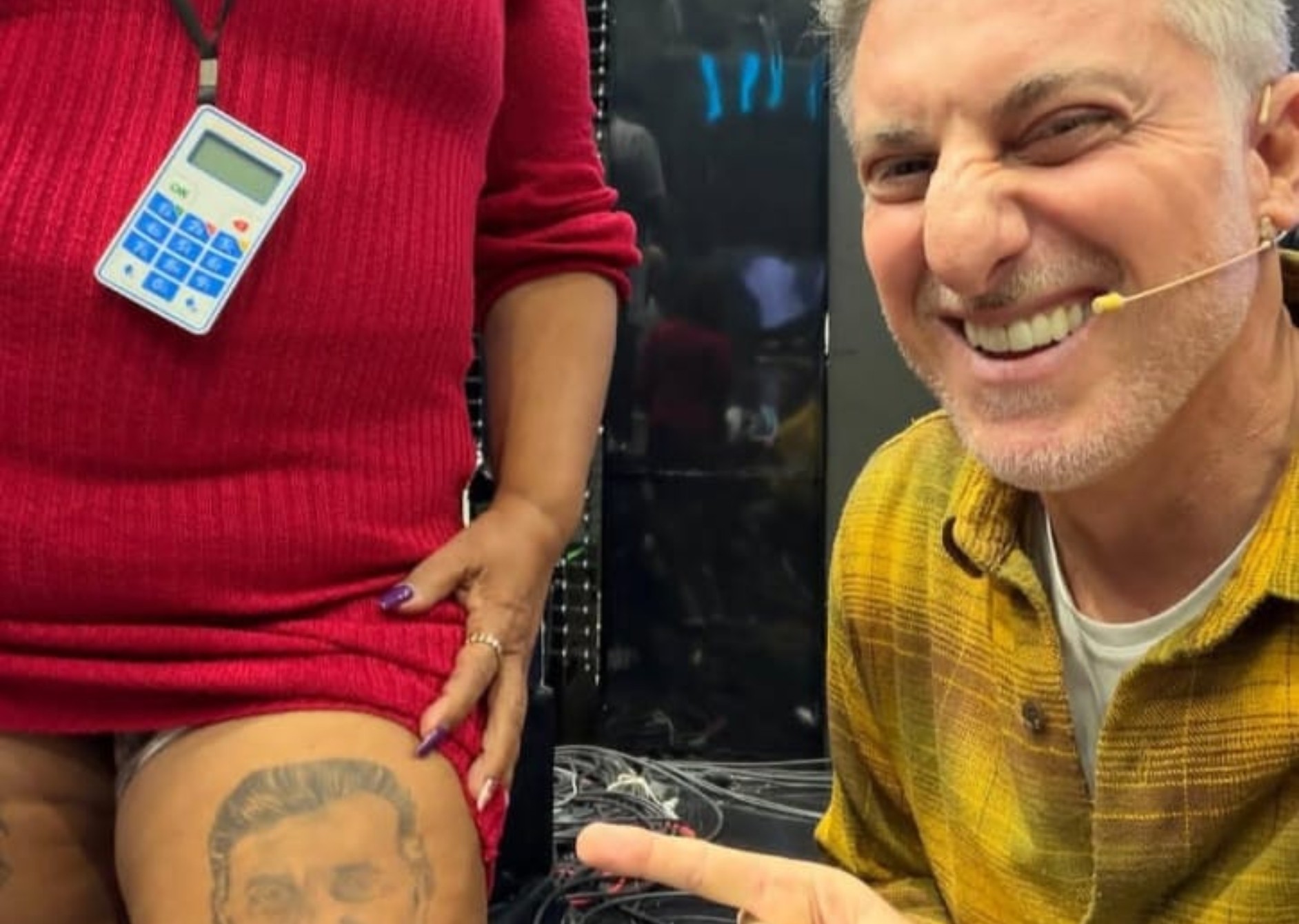 Luciano Huck mostra fã que tatuou seu rosto na coxa; veja!