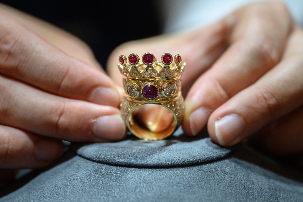 Anel de ouro, diamantes e rubis do rapper Tupac Shakur (1971-1996) é arrematado em leilão — Foto: Getty Images