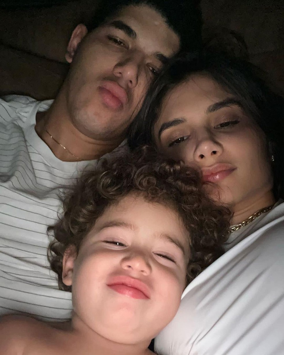 Zé Vaqueiro com Ingra Soares e o filho — Foto: Instagram