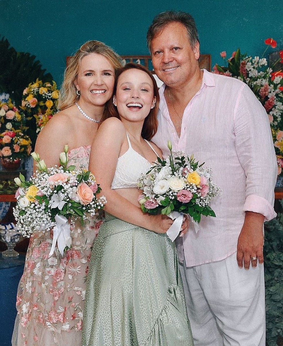 Larissa Manoela entre os pais, Silvana e Gilberto, na renovação dos votos de casamento deles em 2020, quando completaram 25 anos de união — Foto: Reprodução/Instagram