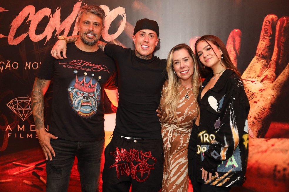 Mel Maia e MC Daniel se beijam em sessão de cinema em SP