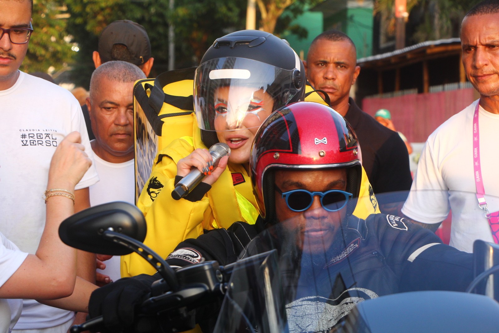 Claudia Leitte chegando de moto — Foto: Agatha Gameiro/ Brazil News