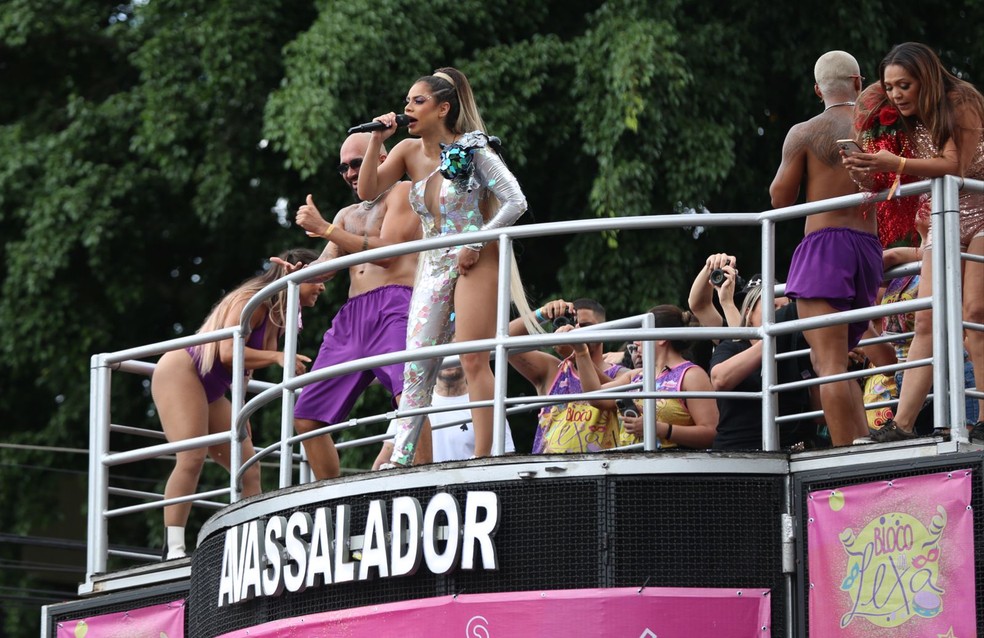 Lexa embala o público da zona oeste de São Paulo com o Bloco da Lexa no trio Avassalador — Foto: Denilson Santos / AgNews