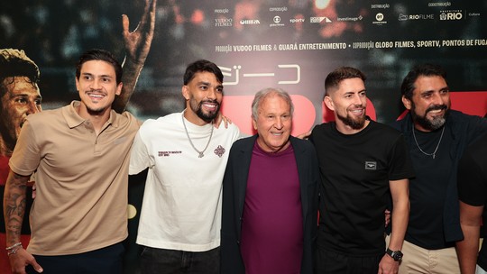 Zico, ídolo do Flamengo, reúne amigos e jogadores durante lançamento de seu filme 'Zico, O Samurai de Quintino' Zico, ídolo do Flamengo, reúne amigos e jogadores durante lançamento de seu filme 'Zico, O Samurai de Quintino'