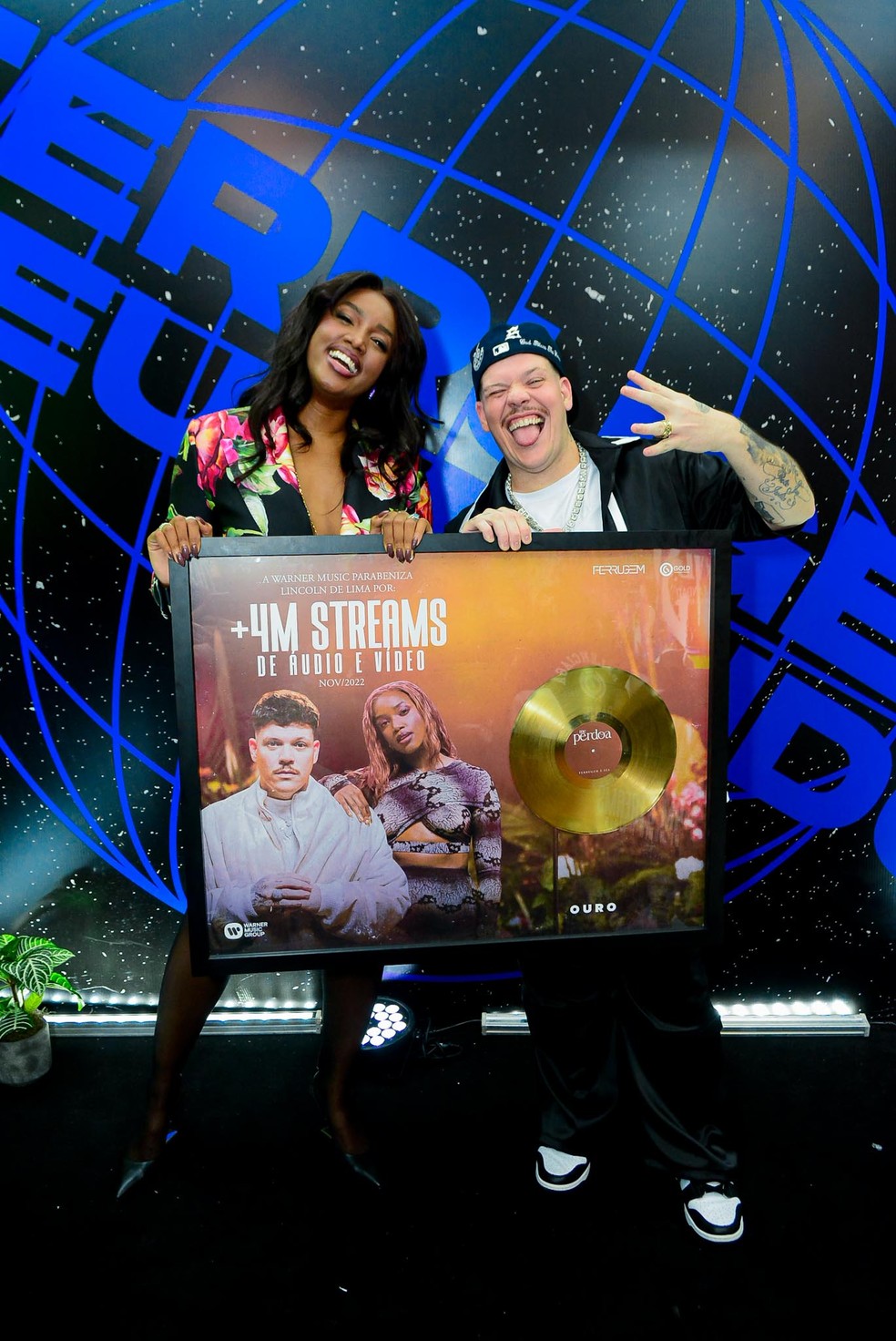 IZA e Ferrugem recebem certificado de disco de ouro pela parceria 'Me Perdoa' — Foto: Webert Belício/ AgNews