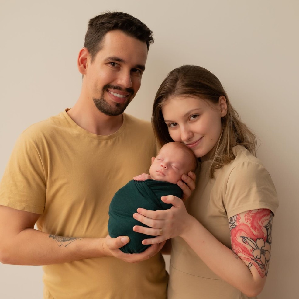 Isabel Veloso posta ensaio com marido e filho — Foto: Reprodução/Instagram