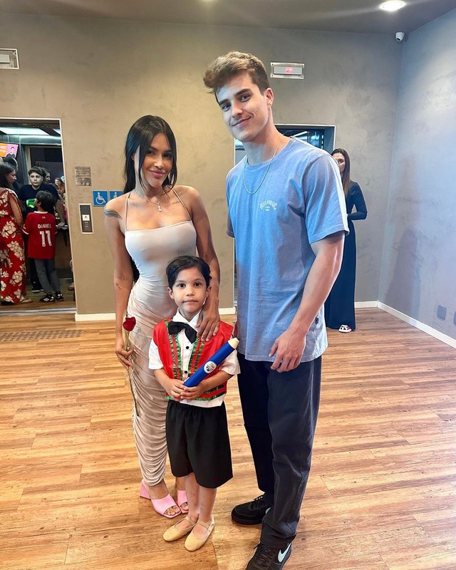 Ex-namorado de Flay vai à formatura do filho dela, e cantora elogia ...