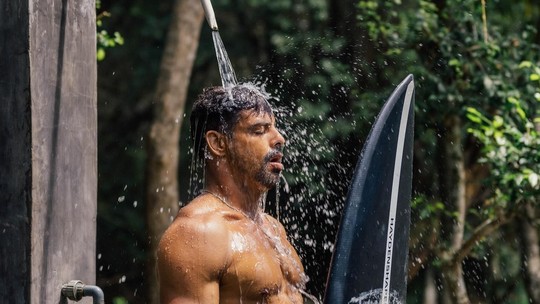 Na Indonésia, Cauã Reymond exibe tanquinho em banho de ducha ao ar livre