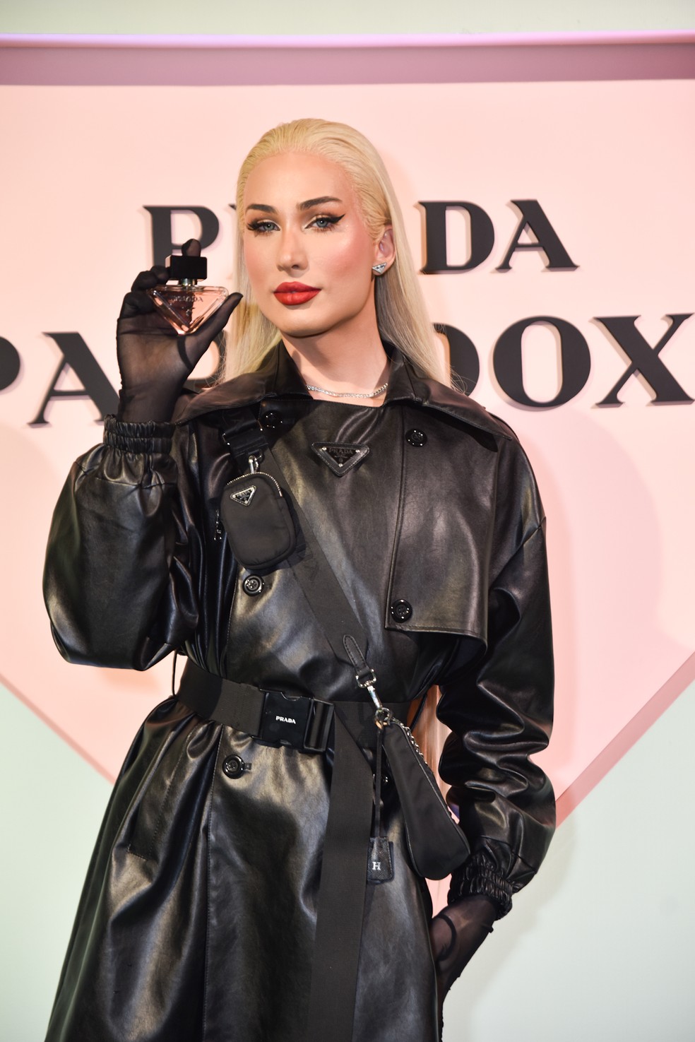 IZA brilha em evento com famosas e homenageia Rita Lee: 'Pioneira'