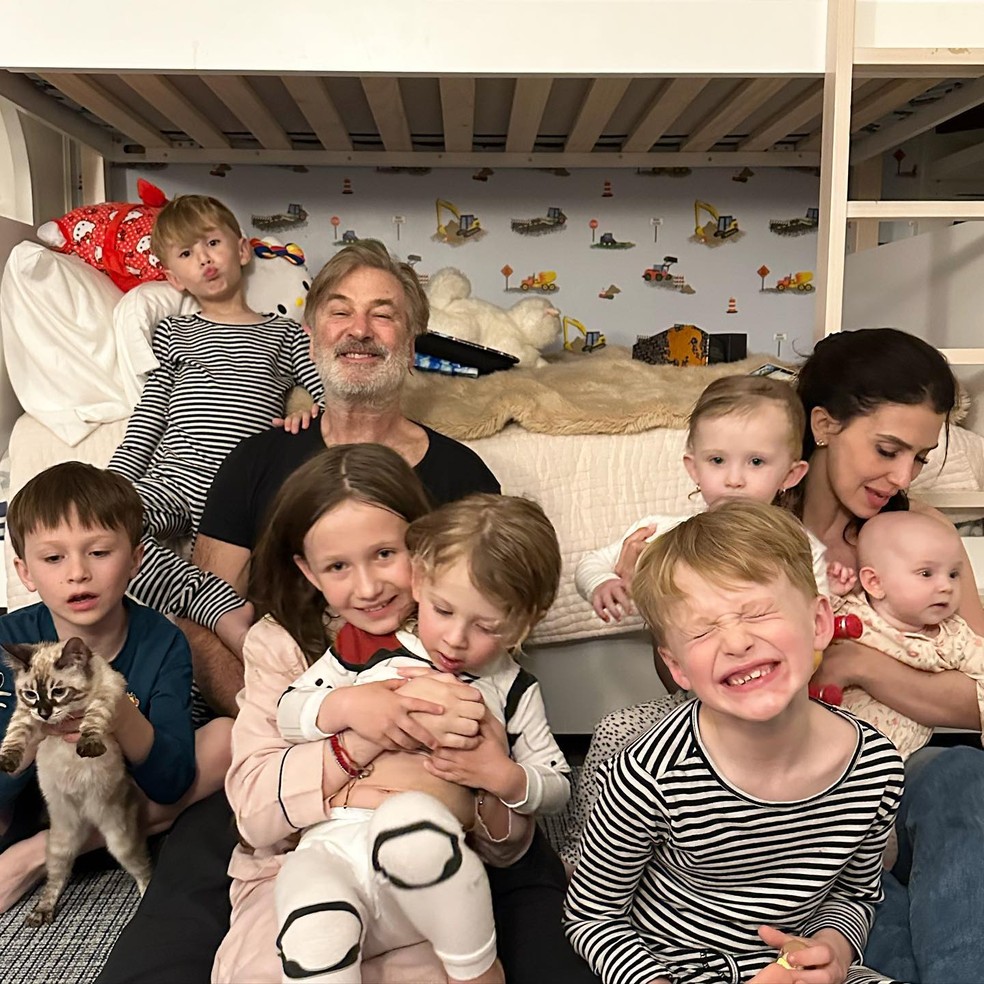 Alec Baldwin e Hilaria Baldwin com os 7 filhos — Foto: Reprodução/Instagram
