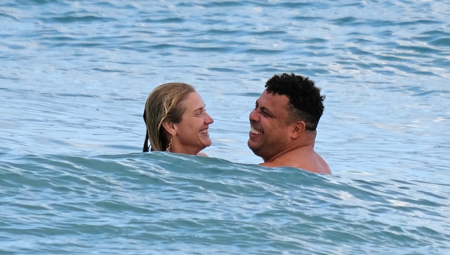 Ronaldo Fenômeno e Celina Lock trocam chamego e se divertem em Ibiza