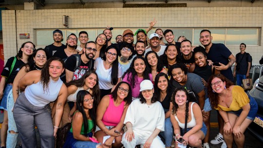Após show em São Paulo, Jessie J posa com fãs em chegada ao aeroporto do Rio de Janeiro