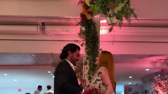 Marina Ruy Barbosa dança coladinha no noivo durante jantar em Cannes