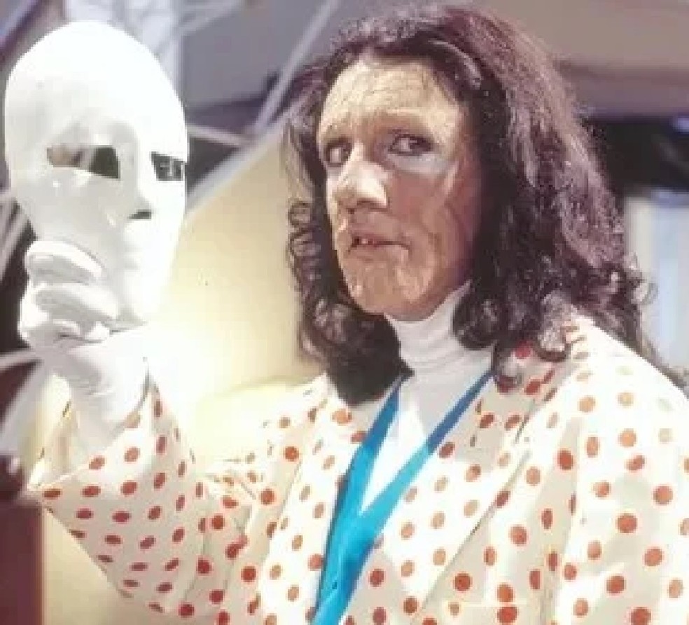 Quem é o mascarado da novela 'A viagem'?