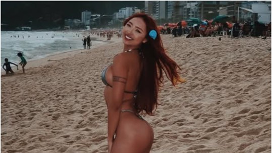 Ruivinha de Marte curte praia no Rio de Janeiro e recebe elogio de ex-BBB: 'Deliciosa'