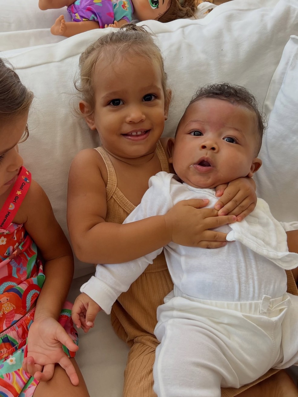 Bento, filho do Thiaguinho e de Carol Peixinho, com as primas — Foto: Reprodução/ Instagram