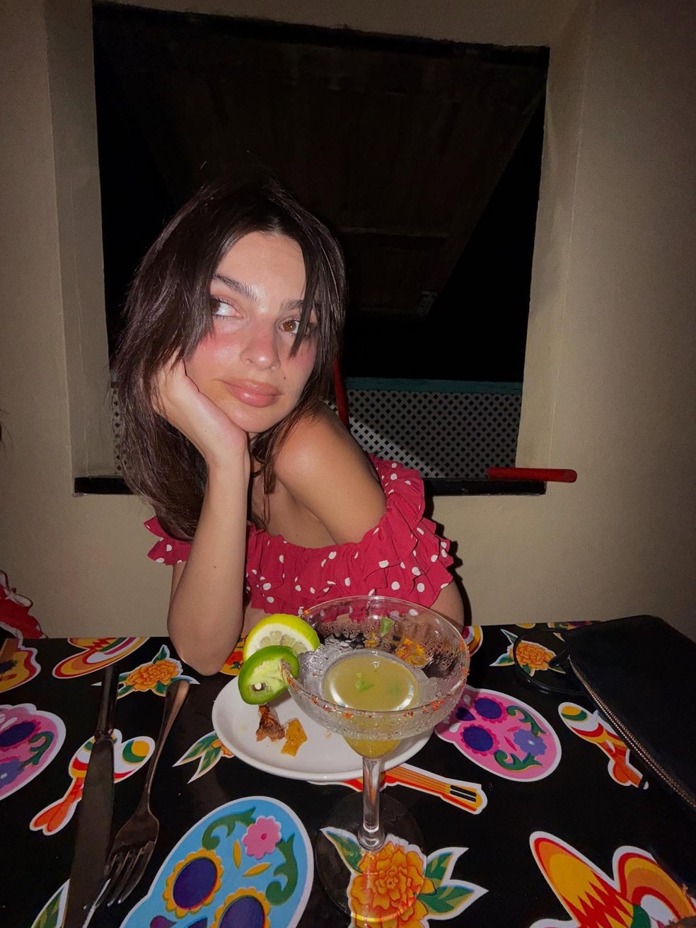 Emily Ratajkowski abre álbum curtindo aniversário com amigas em praia — Foto: Reprodução/Instagram