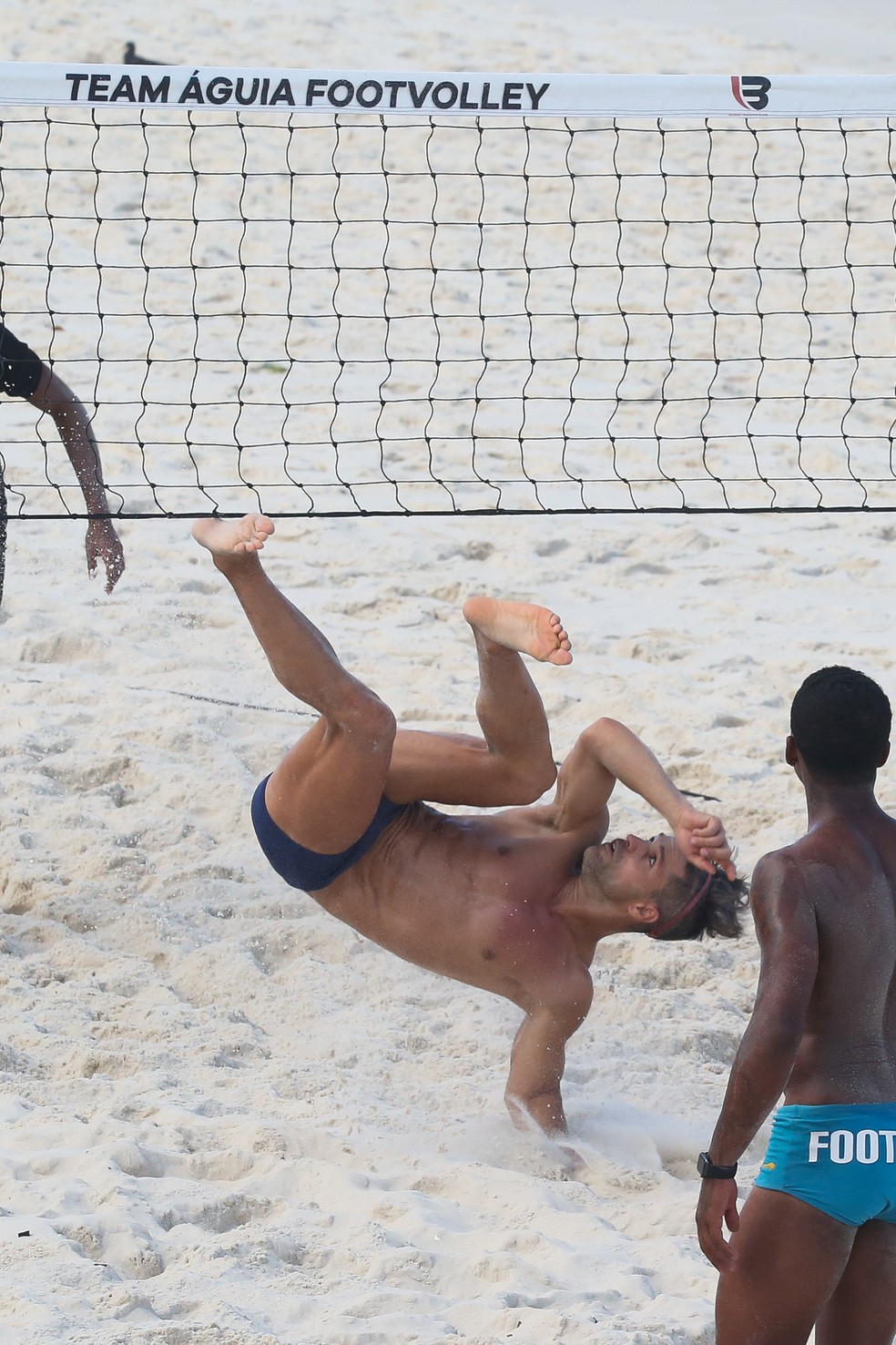 Diego Ribas toma banho de mar e joga futevôlei na Praia da Barra — Foto: Dilson Silva/AgNews
