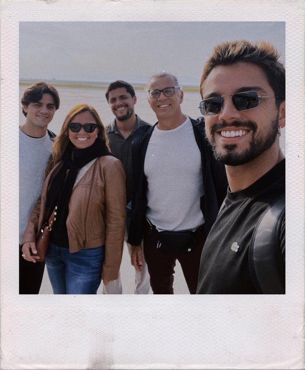 Rodrigo Simas reúne a família em dia de trabalho e posta foto rara
