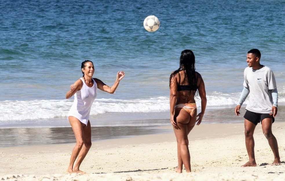 Andrea Beltrão joga futevôlei na praia — Foto: Dan Delmiro/AgNews
