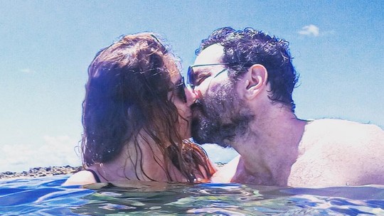 Com beijão, Caco Ciocler posta foto rara com a mulher, Paula Cesari