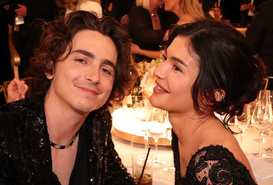 Kylie Jenner e Timothée Chalamet trocam beijos ao irem juntos ao Globo