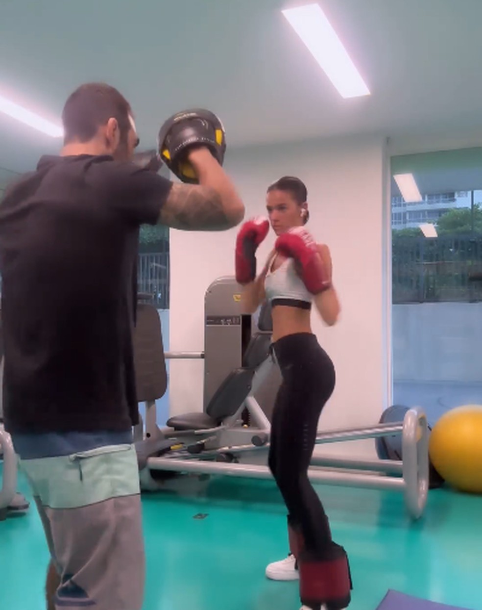 Bruna Marquezine treinando — Foto: Reprodução/Instagram