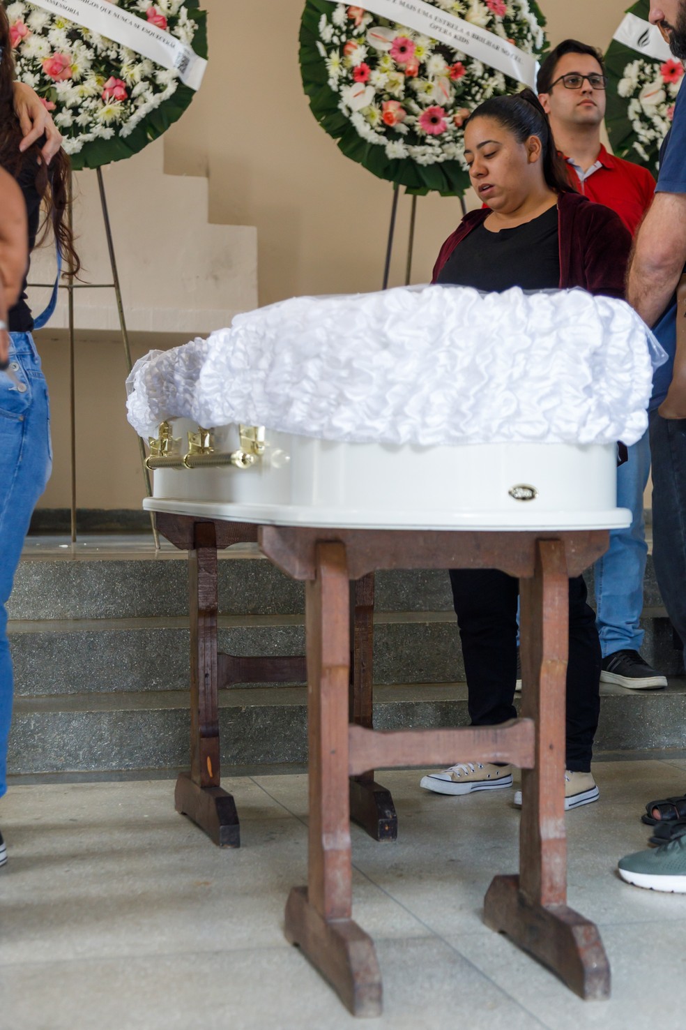 Thays no enterro da filha Millena Brand&atilde;o &mdash; Foto: Patr&iacute;cia Devoraes/Brazil News
