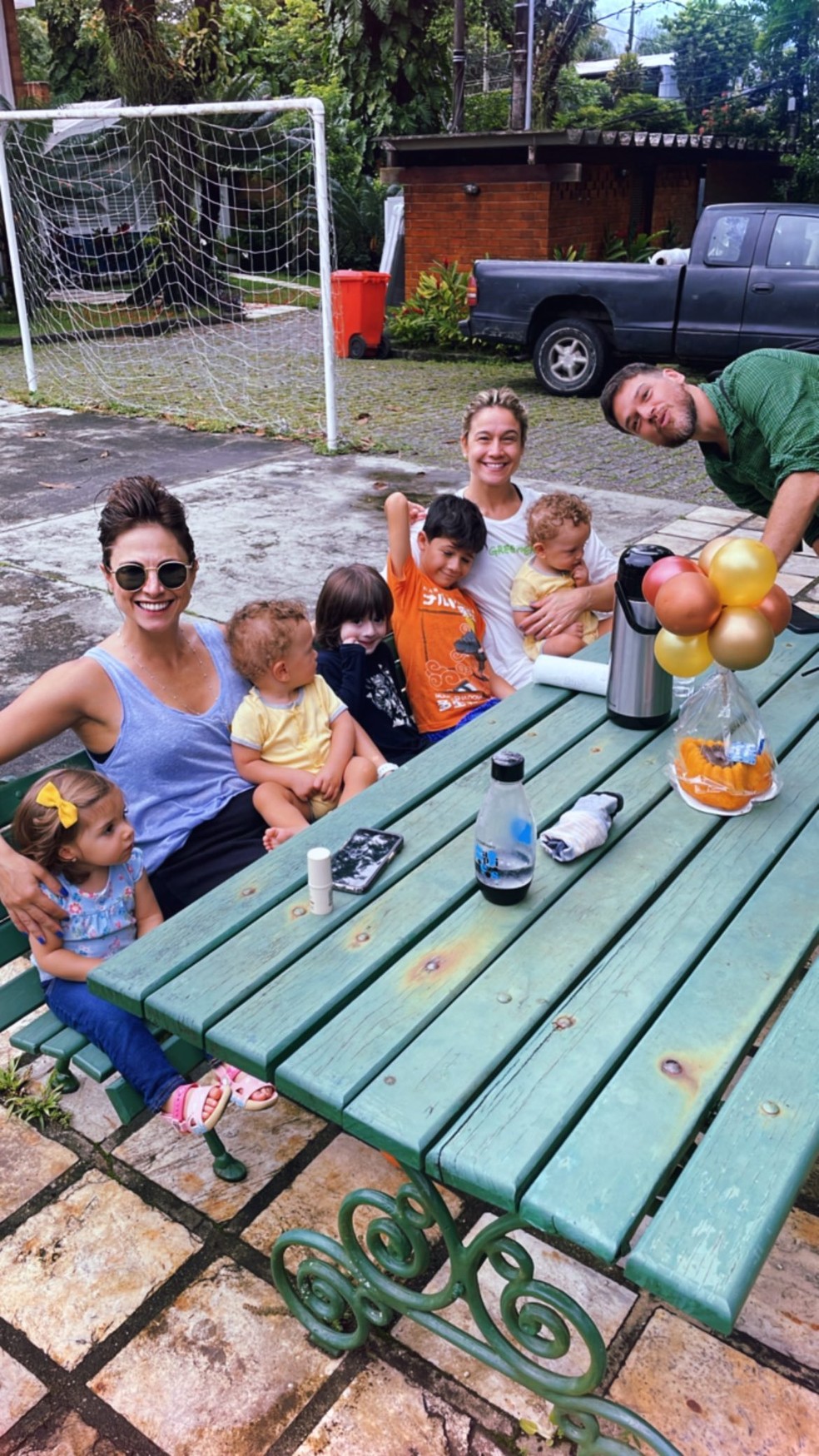 Priscila Montandon, Fernanda Gentil e Emílio Dantas posam com filhos e amiguinhos — Foto: Instagram