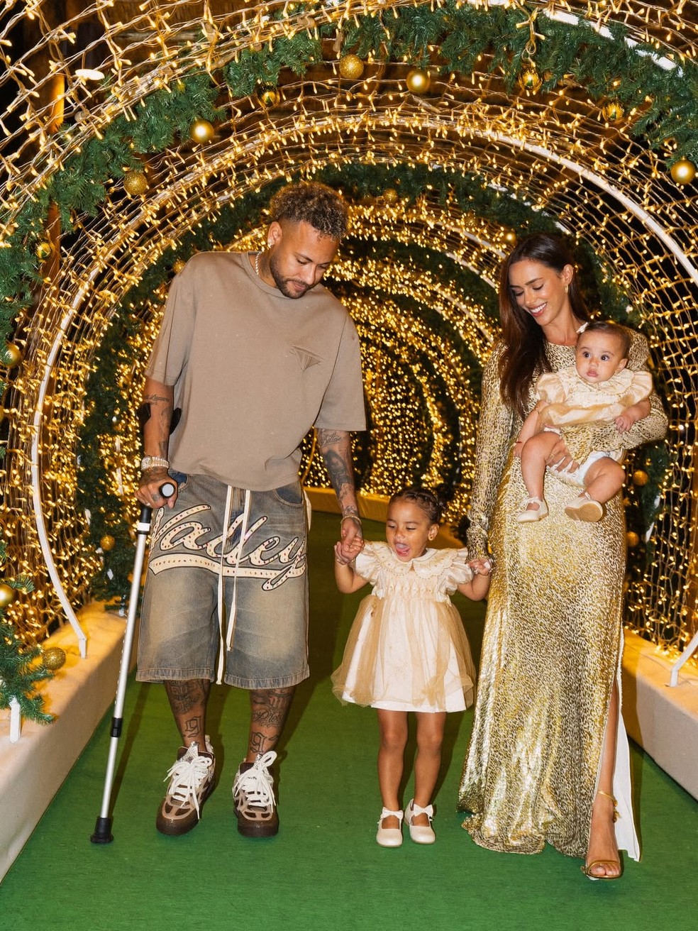 Neymar com Bruna Biancardi e as filhas Mel e Mavie — Foto: Reprodução/Instagram